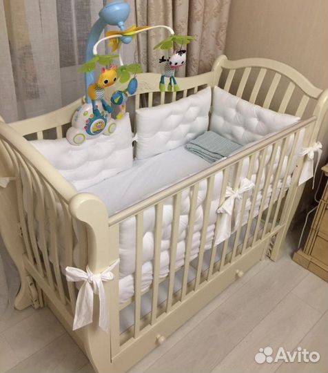 Детская кроватка с универсальным маятником