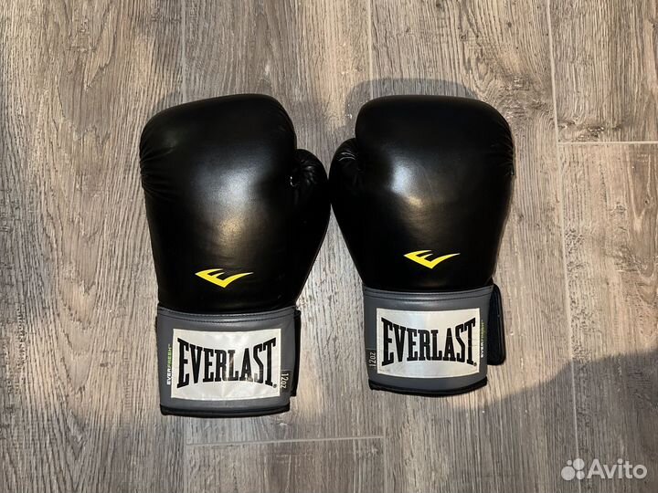 Боксерские перчатки 12 oz Everlast