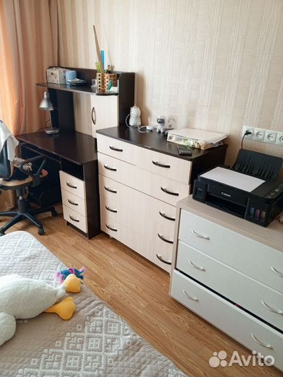 Столы письменные и комод