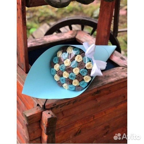 Букет 37 белых-голубых шоколадных роз арт. 3229 в