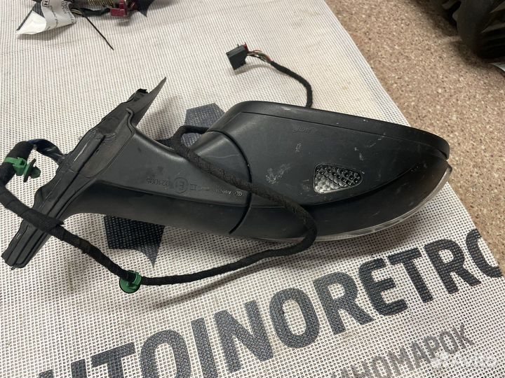 Зеркало правое Volkswagen Passat B7 3C0857934A