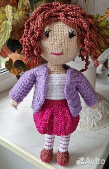 Вязаная кукла с кардиганом и юбкой ручной работы