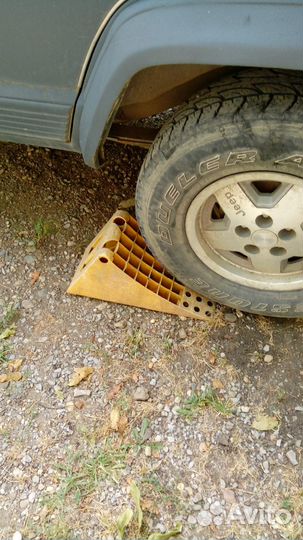 Упор под колесо грузовика