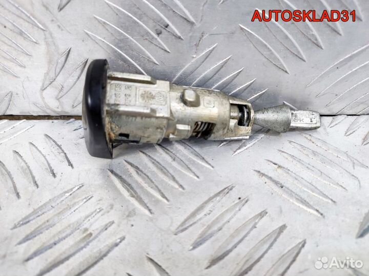 Вставка замка двери передней левой VW Golf 5