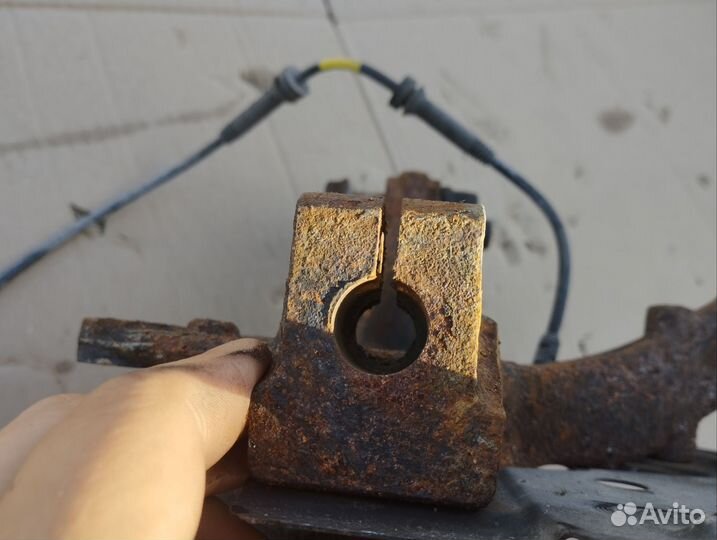 Поворотный кулак передний правый Renault Logan 2