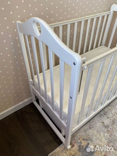 Детская кроватка с маятником