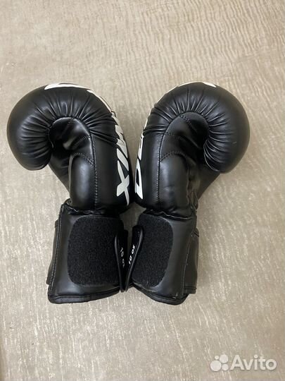 Боксерские перчатки 10 oz