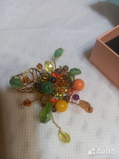 Брошь ручн. работы с натур. камнями