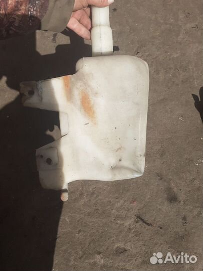 Бочек омывателя Nissan Almera (N16)