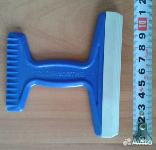 Скребок для удаления льда со стекла машины