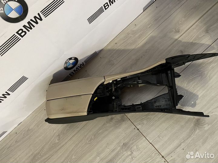 Средняя консоль,подлокотник BMW F10