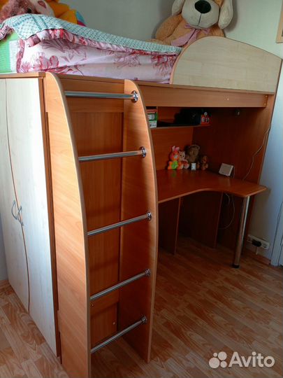 Кровать чердак со столом и шкафом
