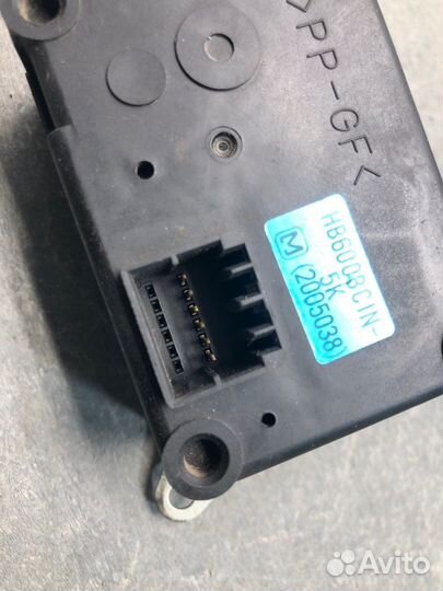 Сервопривод печки Mazda 323 BA Z5DE 1995