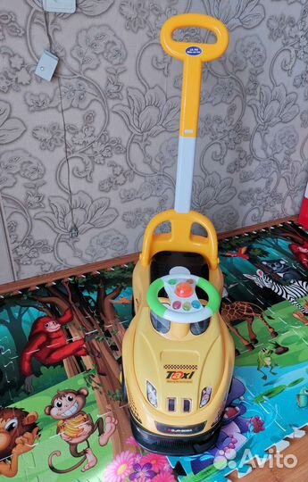 Машинка каталка с ручкой
