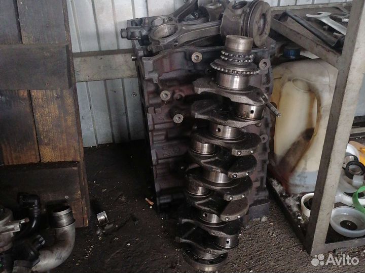 Коленвал шатуны с поршня и блок целиндров