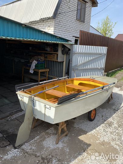 Деревянная лодка с парусом