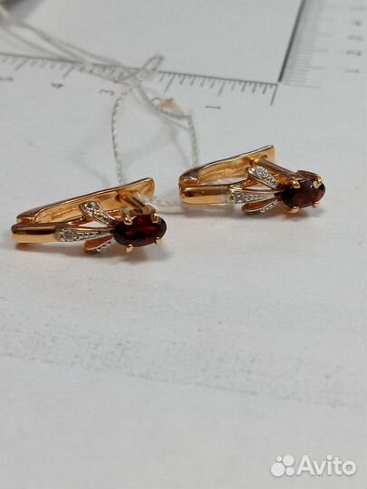 Золотые серьги с камнем