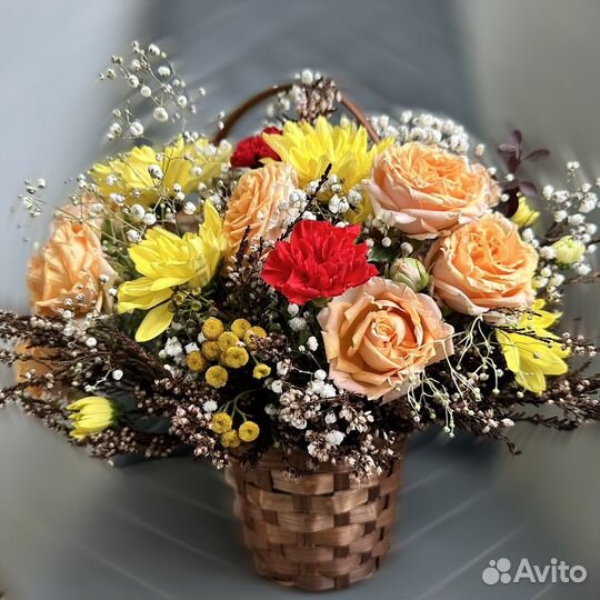 Букет цветов в корзине