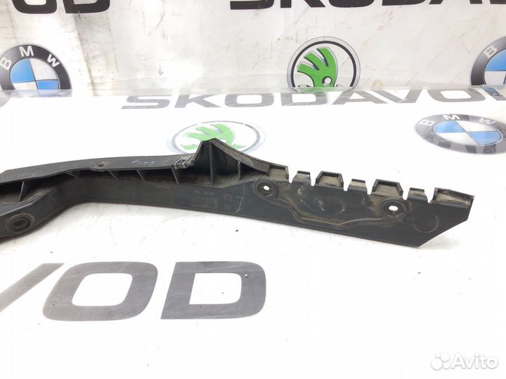 Направляющая бампера передняя правая Skoda Octavia