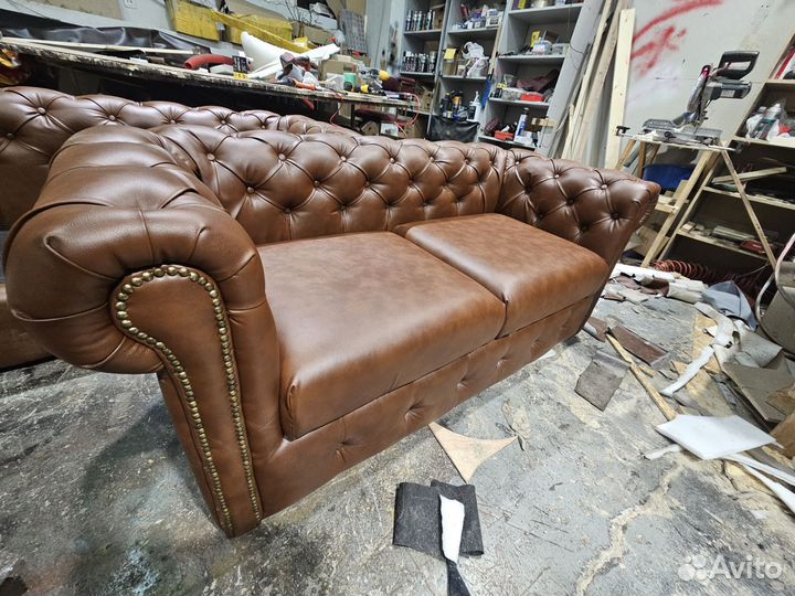 Диван с каретной стяжкой Честер коричневая экокожа