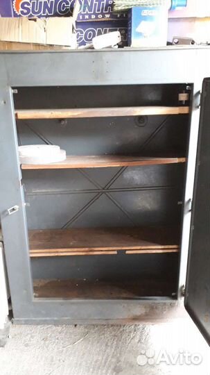Сейф гаражный металлический с полками