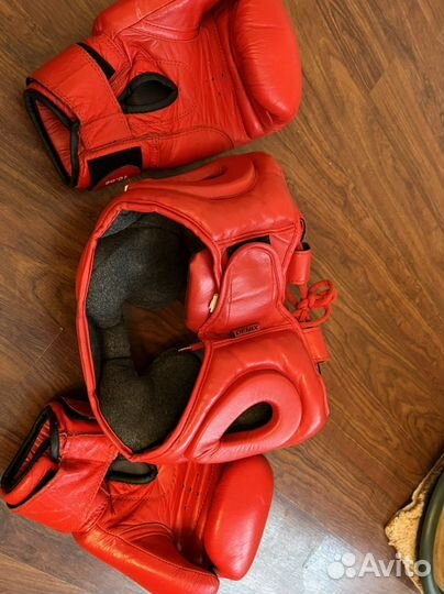 Боксерские перчатки и шлем