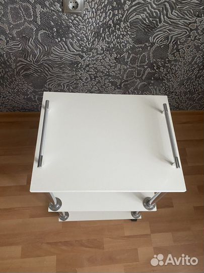 Этажерка на колесиках