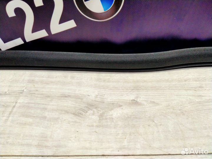 Уплотнитель дверного проема передний правый