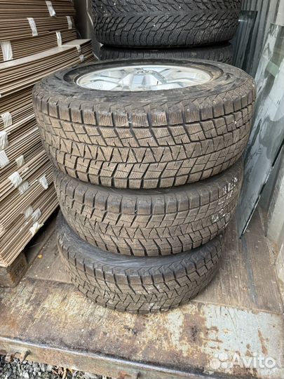 Bridgestone Blizzak DM-V1 275/65 R17