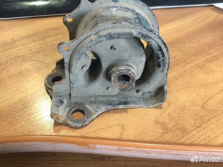 Опора двигателя правая Honda B20B