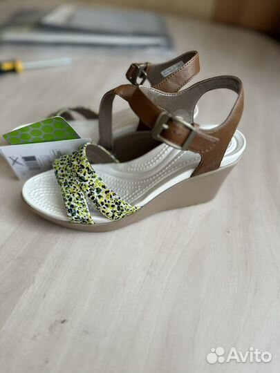 Crocs босоножки женские 35