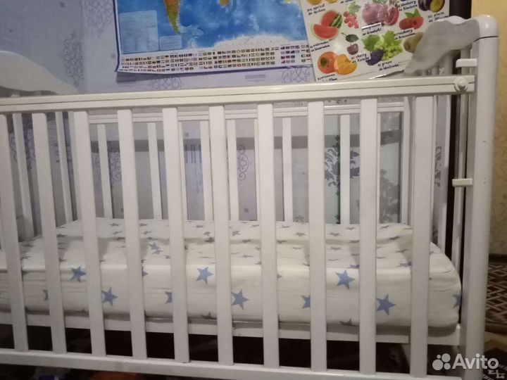 Детская кроватка с маятником