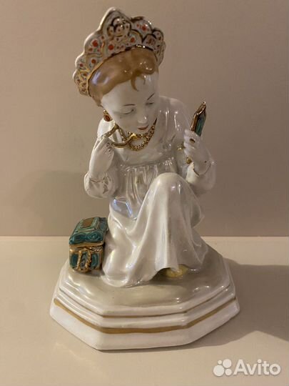 Статуэтка фарфоровая 