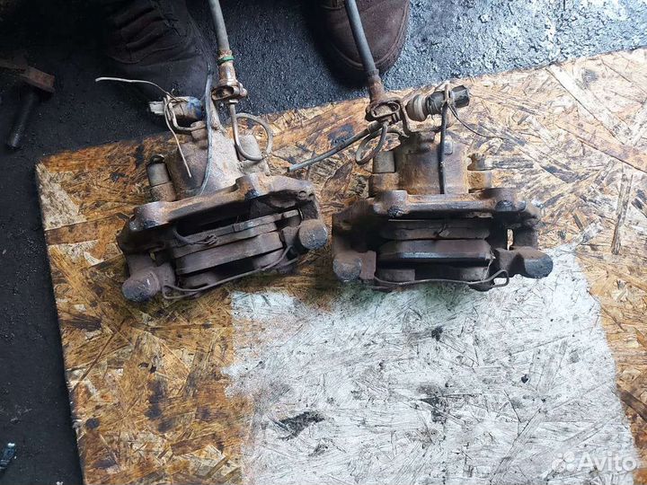 Суппорт передний левый и правый Audi 100 (C4)