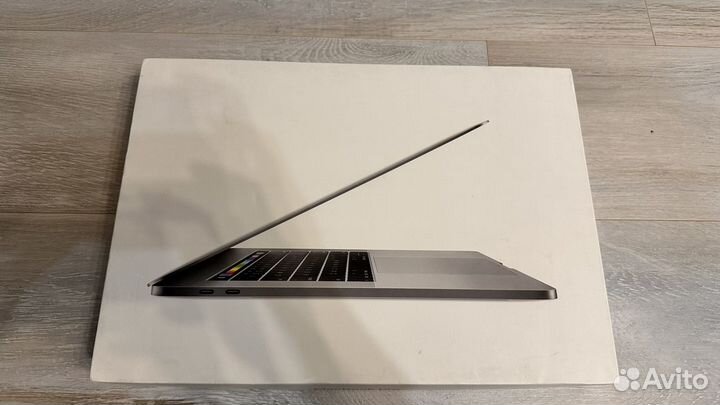 Macbook Pro 15 late 2017 16gb ram 512gb ssd A1707