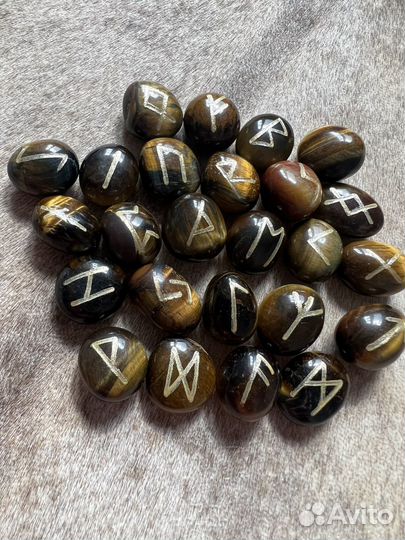 Руны из тигрового глаза в кожаном мешке