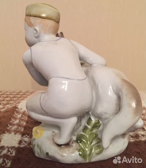Фарфоровая статуэтка 