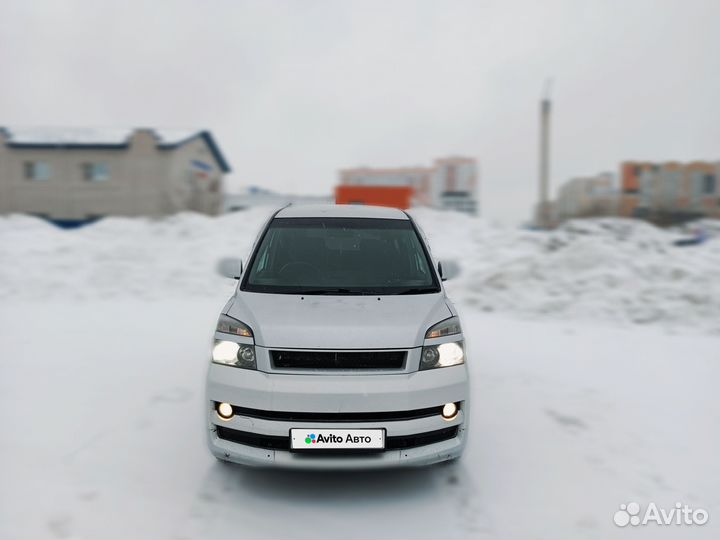 Toyota Voxy 2.0 AT, 2005, 300 000 км