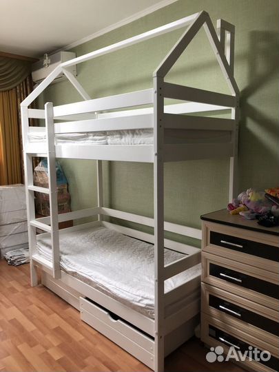 Кровать двухьярусная детская домик
