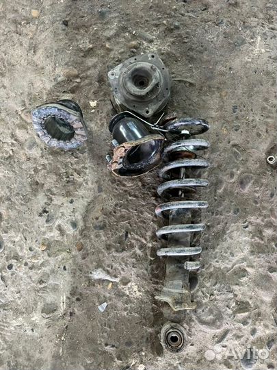 Стойка подвески задняя правая Toyota Avensis T250