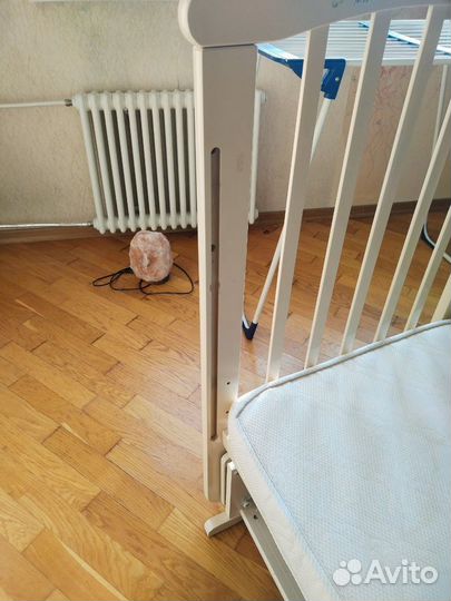 Кроватка для новорожденных с маятником