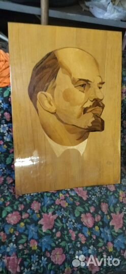 Панно из дерева. В И. Ленина