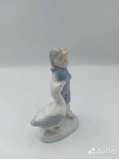 Статуэтка фарфоровая Нильс с гусем.Голландия