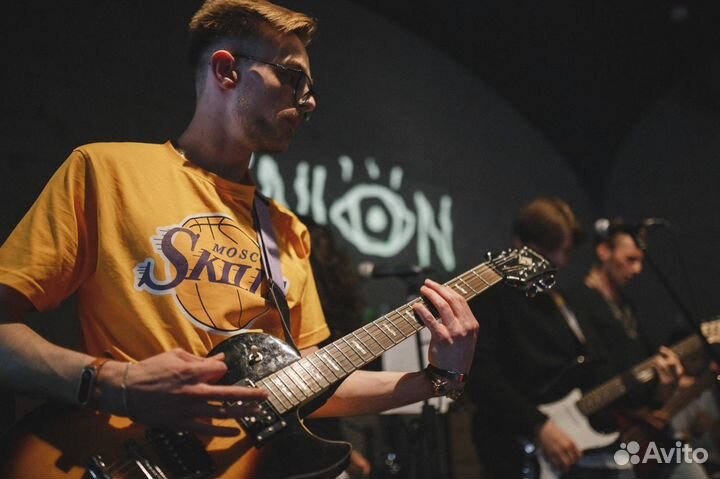 Учитель игры на гитаре