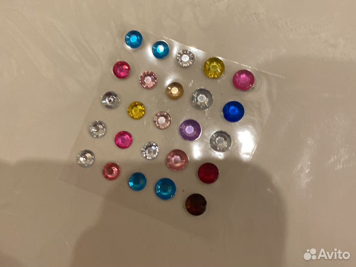 Аппликация лепестками и стразами