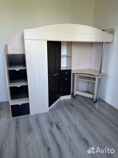 Кровать чердак со столом и шкафом