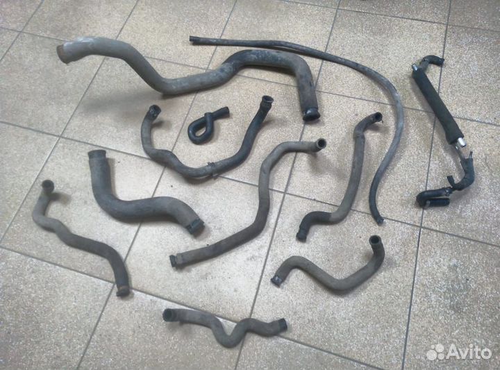 Патрубок системы охлаждения Вольво S 40 1