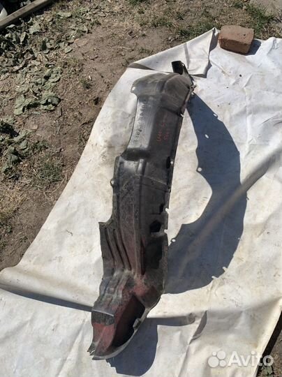 Подкрылок передний левый nissan bluebird u11