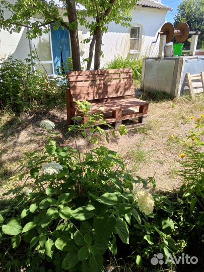 Лавочка из поддонов с подлокотниками