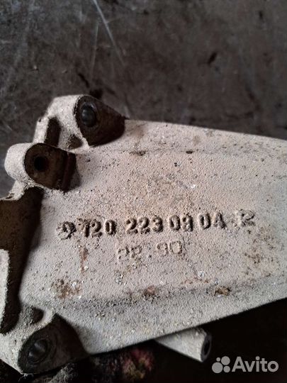 Кронштейн двигателя Mercedes W140